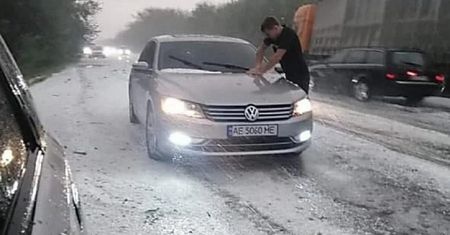 Śnieg przy +20. Nietypowe opady zaskoczyły kierowców