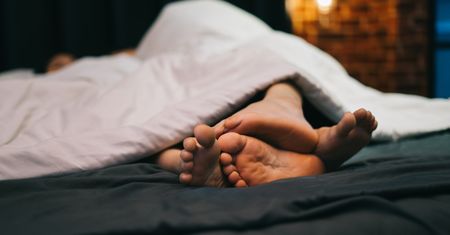 Polacy unikają "waniliowego" seksu. Większość parska śmiechem