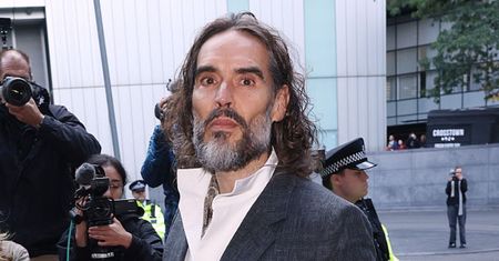 Półnagi Russell Brand na ZDJĘCIU tuż przed rzekomym gwałtem. Posyłał buziaki, a chwilę później miał zaatakować. "Zmienił się w potwora" (FOTO)