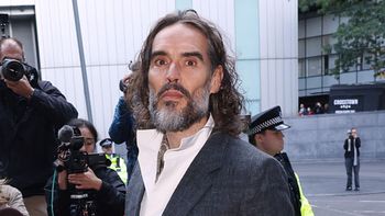 Półnagi Russell Brand na ZDJĘCIU tuż przed rzekomym gwałtem. Posyłał buziaki, a chwilę później miał zaatakować. "Zmienił się w potwora" (FOTO)