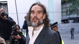 Półnagi Russell Brand na ZDJĘCIU tuż przed rzekomym gwałtem. Posyłał buziaki, a chwilę później miał zaatakować. "Zmienił się w potwora" (FOTO)