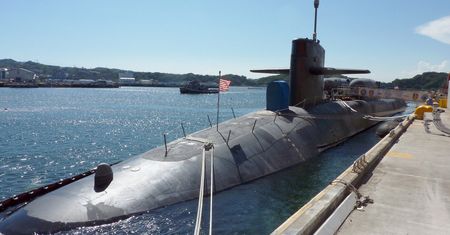 Chciał sprzedać tajne informacje o okręcie USA. Ukrywał je w kanapce