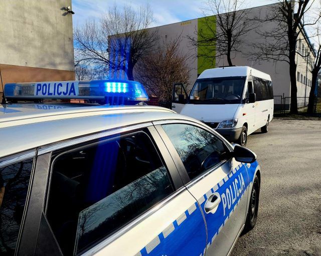 Pijany kierowca busa z 3 promilami chciał wieźć dzieci do domu (zdjęcia)