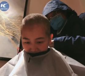 Koronawirus z Chin. Pielęgniarki opiekujące się chorymi w Wuhan golą głowy, by nie rozprzestrzeniać wirusa