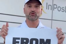Szef InPostu Rafał Brzoska na tle Paczkomatu