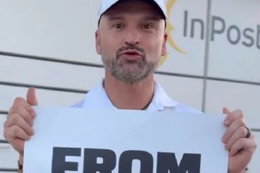 Szef InPostu Rafał Brzoska na tle Paczkomatu