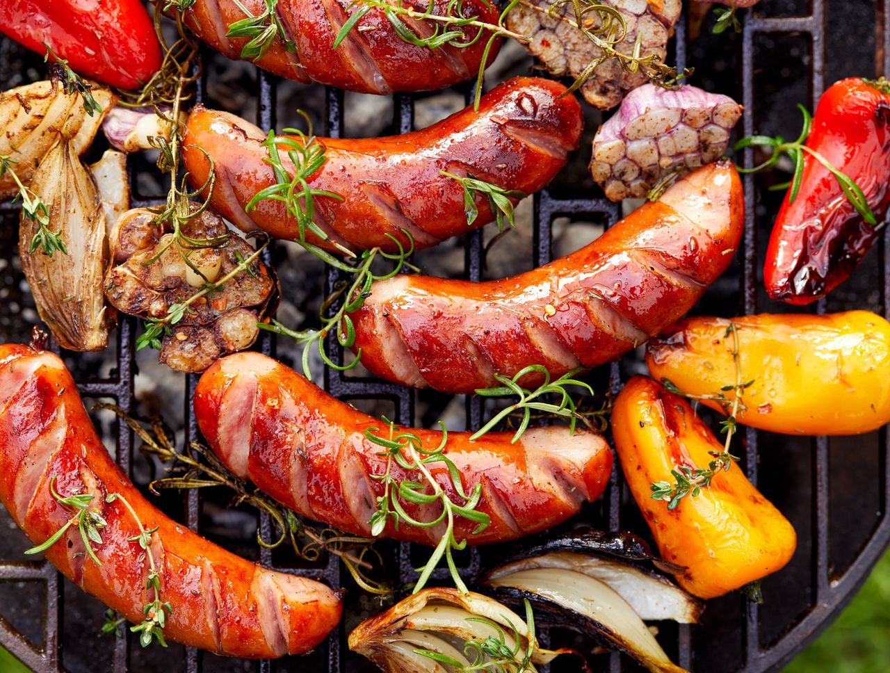 Kiełbasa – królowa grilla. Można ją przygotować na wiele sposobów