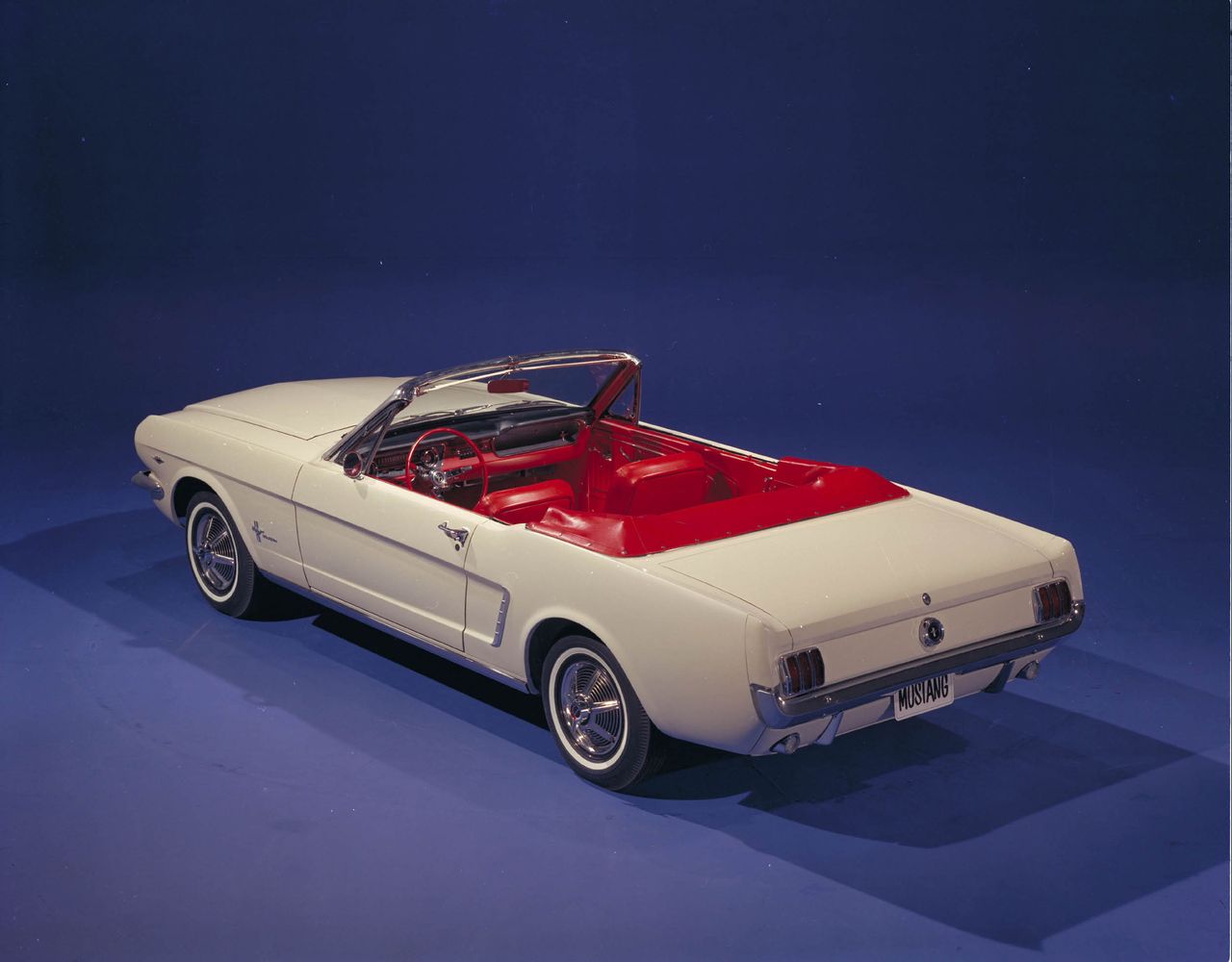 1964 Ford Mustang Cabrio (fot. automobilesreview.com)