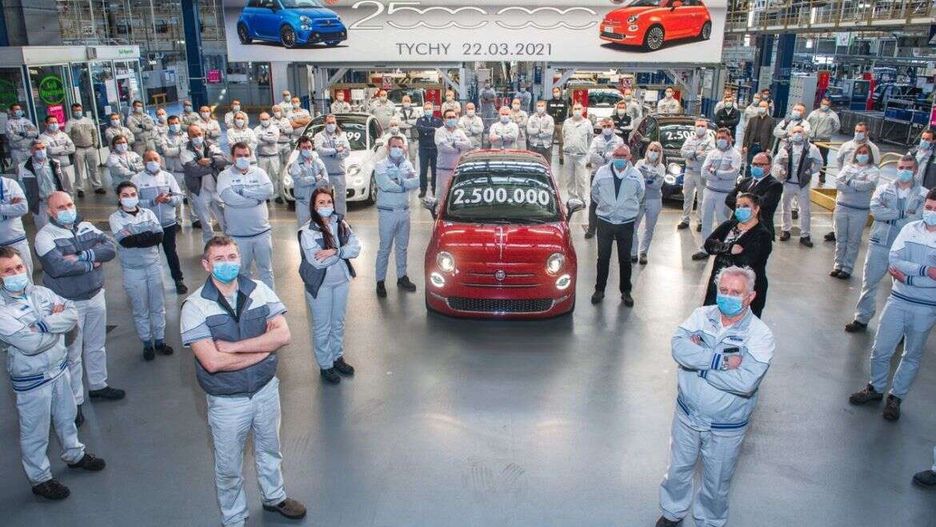 Śląskie. Dwuipółmilionowy samochód z rodziny fiata 500 zjechał z taśm montażowych w zakładach Stellantis w Tychach.