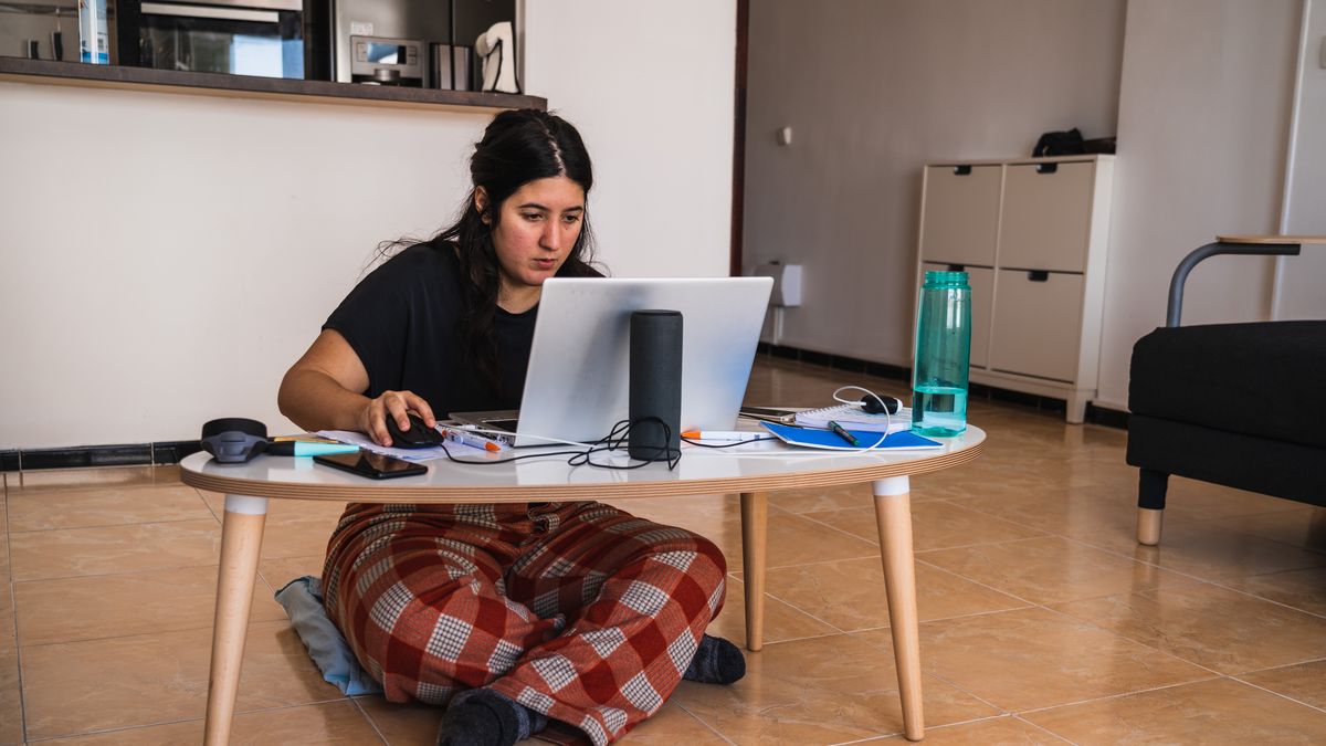 Praca w piżamie, brak wygodnego miejsca do pracy i zaniedbywanie swojego zdrowia. To wszystko wpływa i na naszą produktywność podczas pracy zdalnej, i na nasze samopoczucie