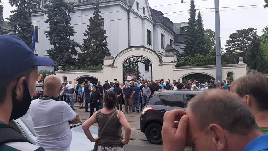 Koronawirus w Europie. Polacy chcą wrócić do kraju. Protestowali przed ambasadą w Wiedniu 