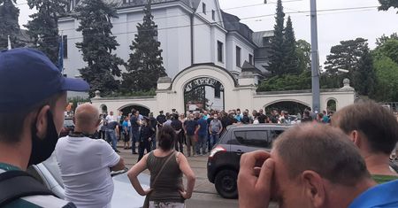 Koronawirus. Wiedeń. Protest polskich pracowników przed ambasadą RP. Chcą zniesienia kwarantanny