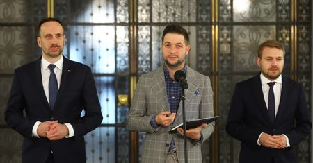 Zbigniew Boniek wyśmiał strój Patryka Jakiego. Europoseł odpowiedział grafiką