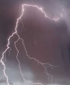 Kalisz. Piorun uderzył w TIR-a. Doszło do eksplozji