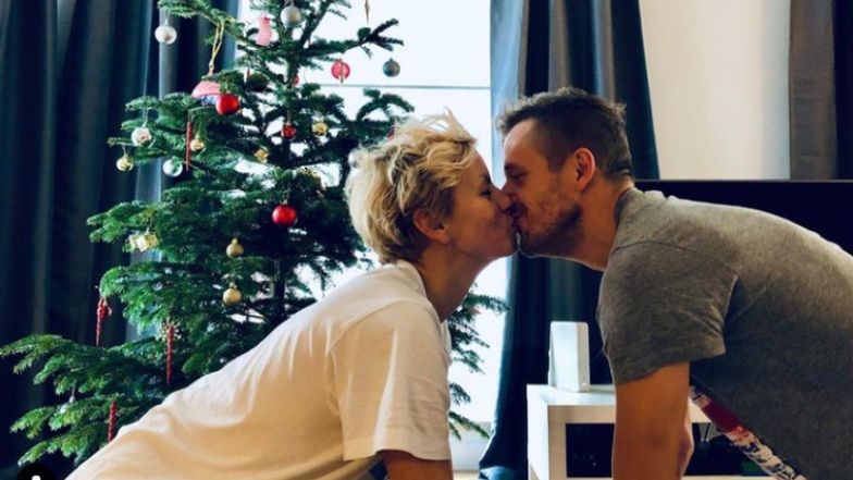 Ciemne zasłony w salonie