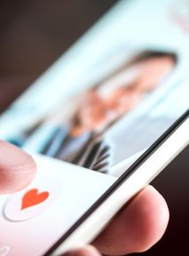 Gdzie będziemy szukać drugiej połówki w 2025 r.? Najważniejsze trendy randkowe