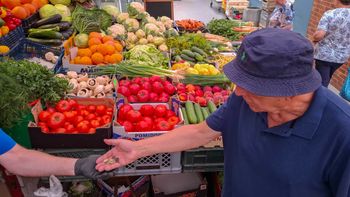 Przekręty na targowiskach. Tak kantują sprzedawcy. "Cwaniactwo"