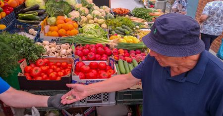 Przekręty na targowiskach. Tak kantują sprzedawcy. "Cwaniactwo"