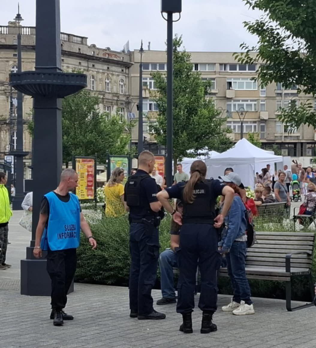 Łódź: Nerwowo na pl. Wolności. Ekspedientka Żabki podrapała klienta po twarzy