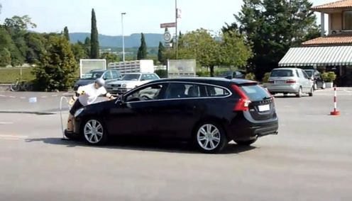 Wpadka nr 2: Volvo V60 zabija manekina [wideo]