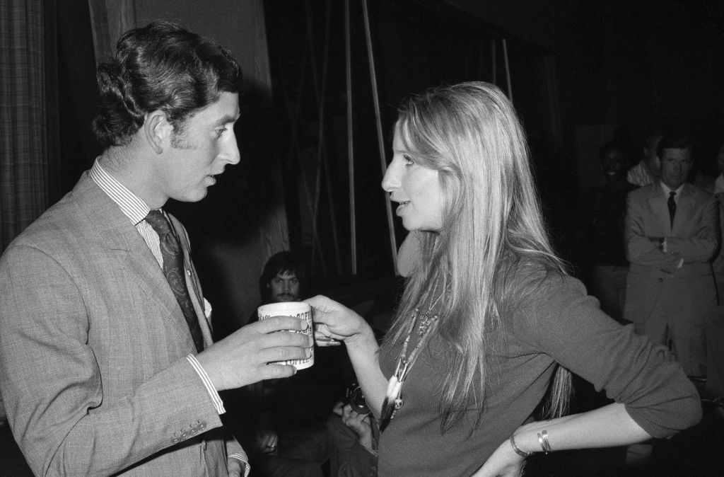 Król Karol III (wówczas książę) i Barbra Streisand w 1974 roku