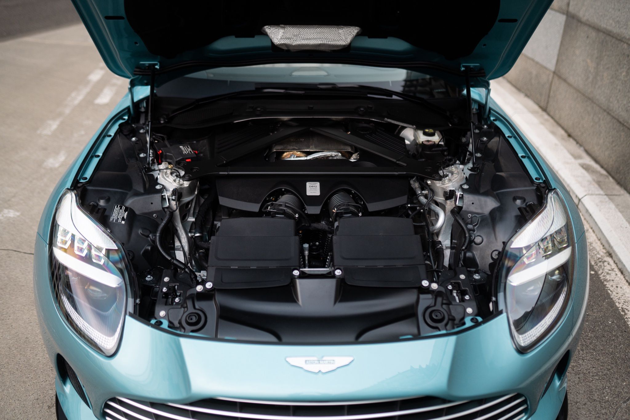 Aston Martin DB12 Volante