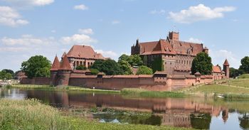 Wielkie wiatraki mogą popsuć widok na zamek w Malborku i... odebrać miejsce na światowej liście? UNESCO chce znać sprawę