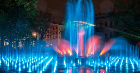 Nocna atrakcja. Spektakularne pokazy przyciągają tysiące ludzi