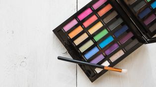 Mikrobiolog radzi: Nie nakładaj na powieki drogeryjnych testerów cieni