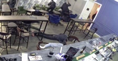 Pobili klientów w barze. Policja pacyfikuje ignorujących koronawirusowe ograniczenia