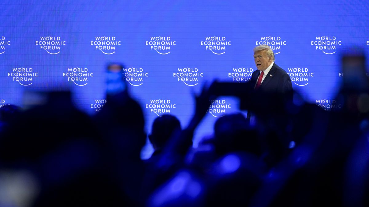 People take photos as US President Donald Trump enters the stage at the 56th annual meeting of the World Economic Forum (WEF) in Davos, Switzerland, 21 January 2026. The meeting under the topic 'A Spirit of Dialogue' brings together entrepreneurs, scientists, and corporate and political leaders in Davos and takes place from 19 to 23 January in Davos. EPA/GIAN EHRENZELLER Dostawca: PAP/EPA.