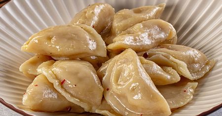 To najlepsza mąka na ciasto do pierogów. Wychodzi delikatne, ale elastyczne i nie rozwala się