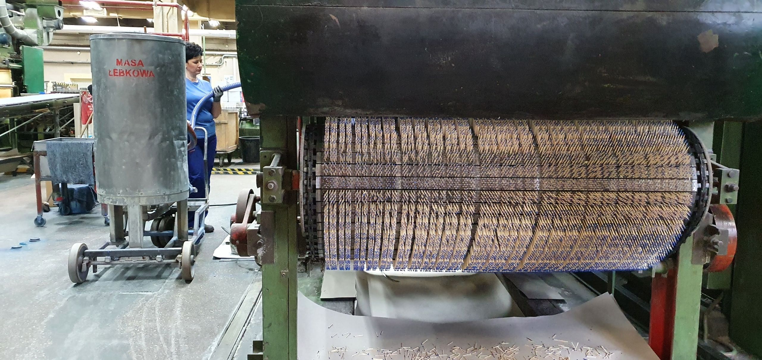 Wchodząc do hal produkcyjnych zakładów przy ul. Łukasiewicza cofamy się w czasie, który zatrzymał się tu w latach 70. ubiegłego wieku.