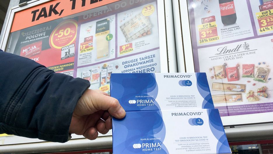 Biedronka i Lidl wprowadziły do sprzedaży testy na koronawirusa. Ekspertka przestrzega