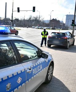 Kierowca nie był agresywny, policjanci potraktowali go gazem. Staną przed sądem