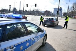 Kierowca nie był agresywny, policjanci potraktowali go gazem. Staną przed sądem
