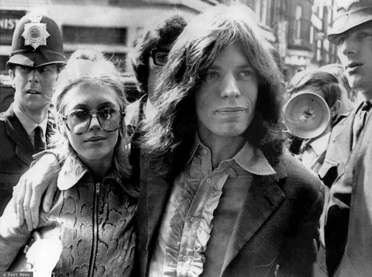 Marianne Faithful i Mick Jagger na spacerze po ulicach Londynu 