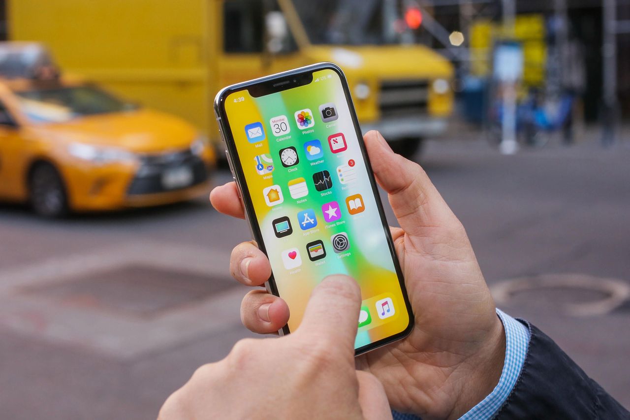 Apple iPhone X. Źródło: CNET