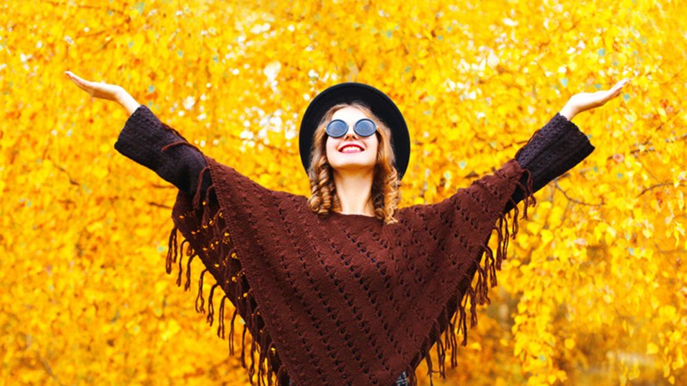 Modne ponczo z frędzlami ożywi stylizację