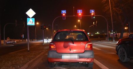 Najpierw spowodował kolizję i uciekł, a chwile później usnął na kolejnym skrzyżowaniu przed sygnalizatorem