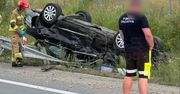 Poważne zderzenie busa z osobówką na S17. Auto dachowało. Droga zablokowana