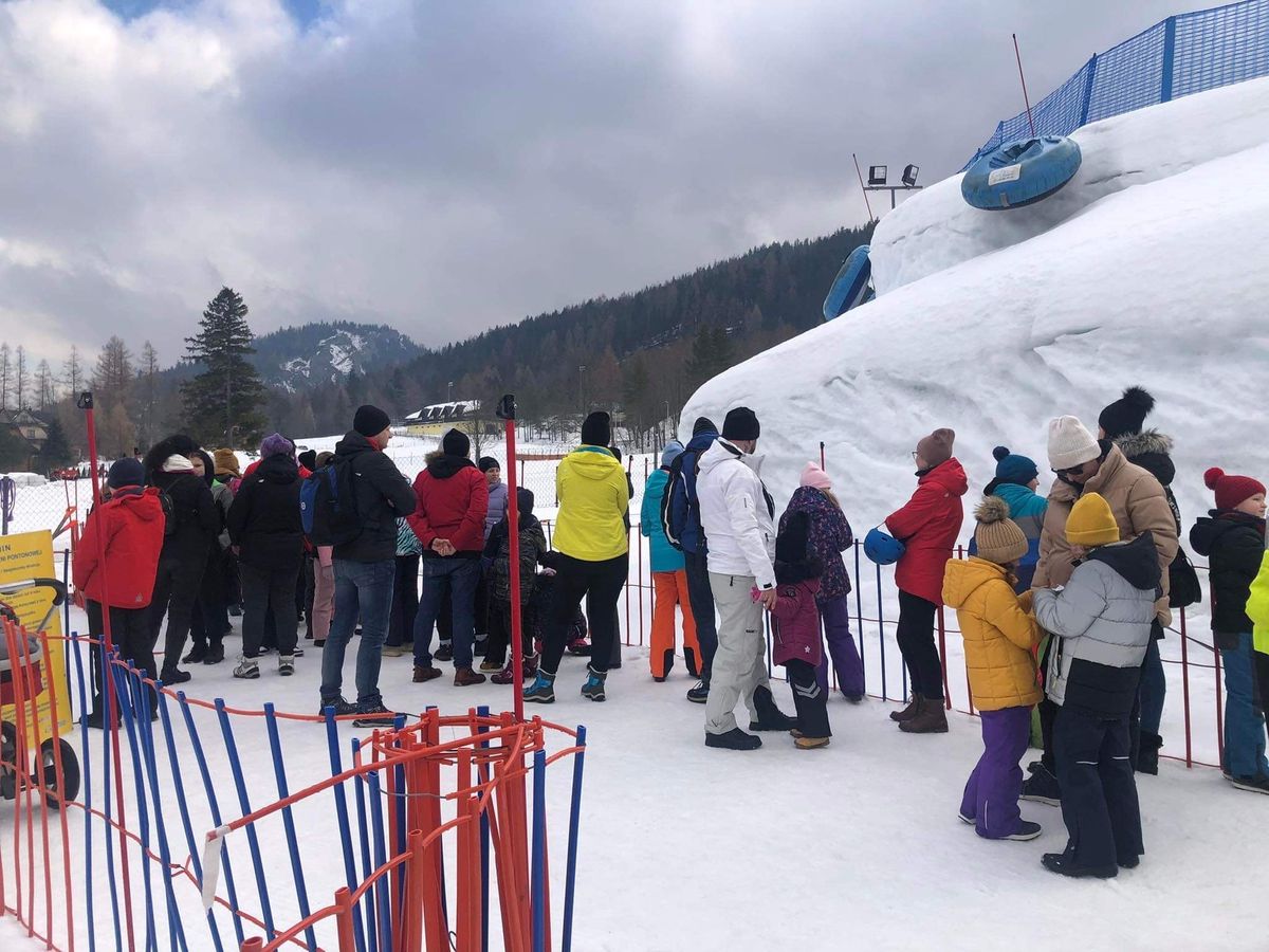 Kolejka do snowtubingu w środowe popołudnie, 16 lutego 2022 r.