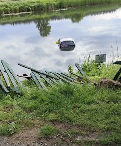 Wypadek pod Garwolinem. 76-latka wjechała do stawu