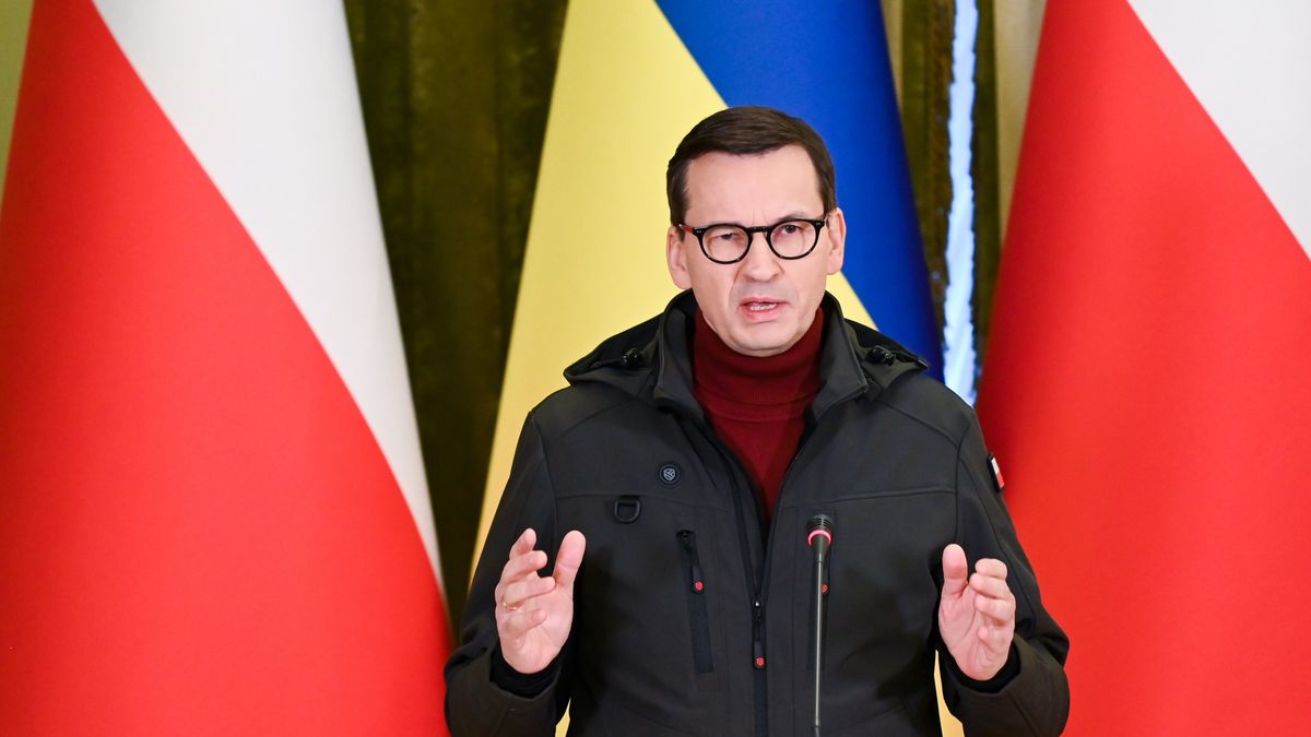 Kijów, Ukraina. Premier RP Mateusz Morawiecki podczas konferencji prasowej w Kijowie, 24 bm. Premier przebywa z wizytą na Ukrainie. Trwa inwazja Rosji na Ukrainę. (ad) PAP/Viacheslav Ratynskyi