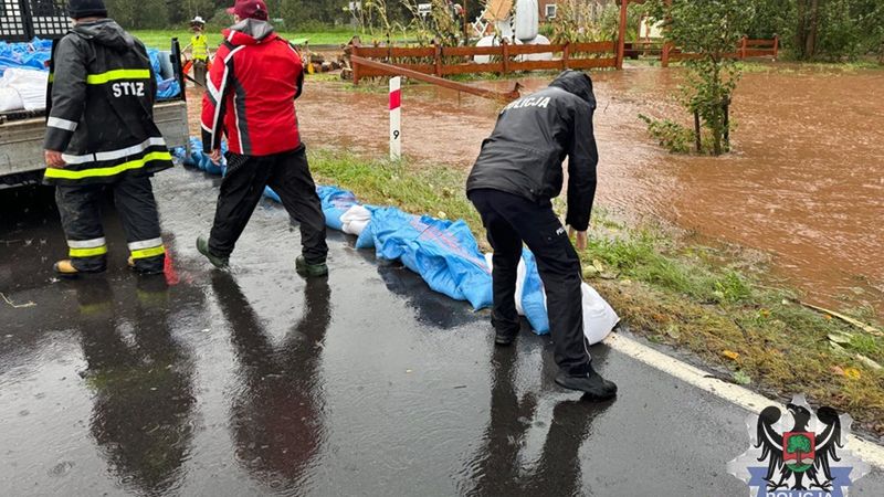 Wałbrzyska policja pomaga zabezpieczać rzeki, których poziom stale się podnosi  