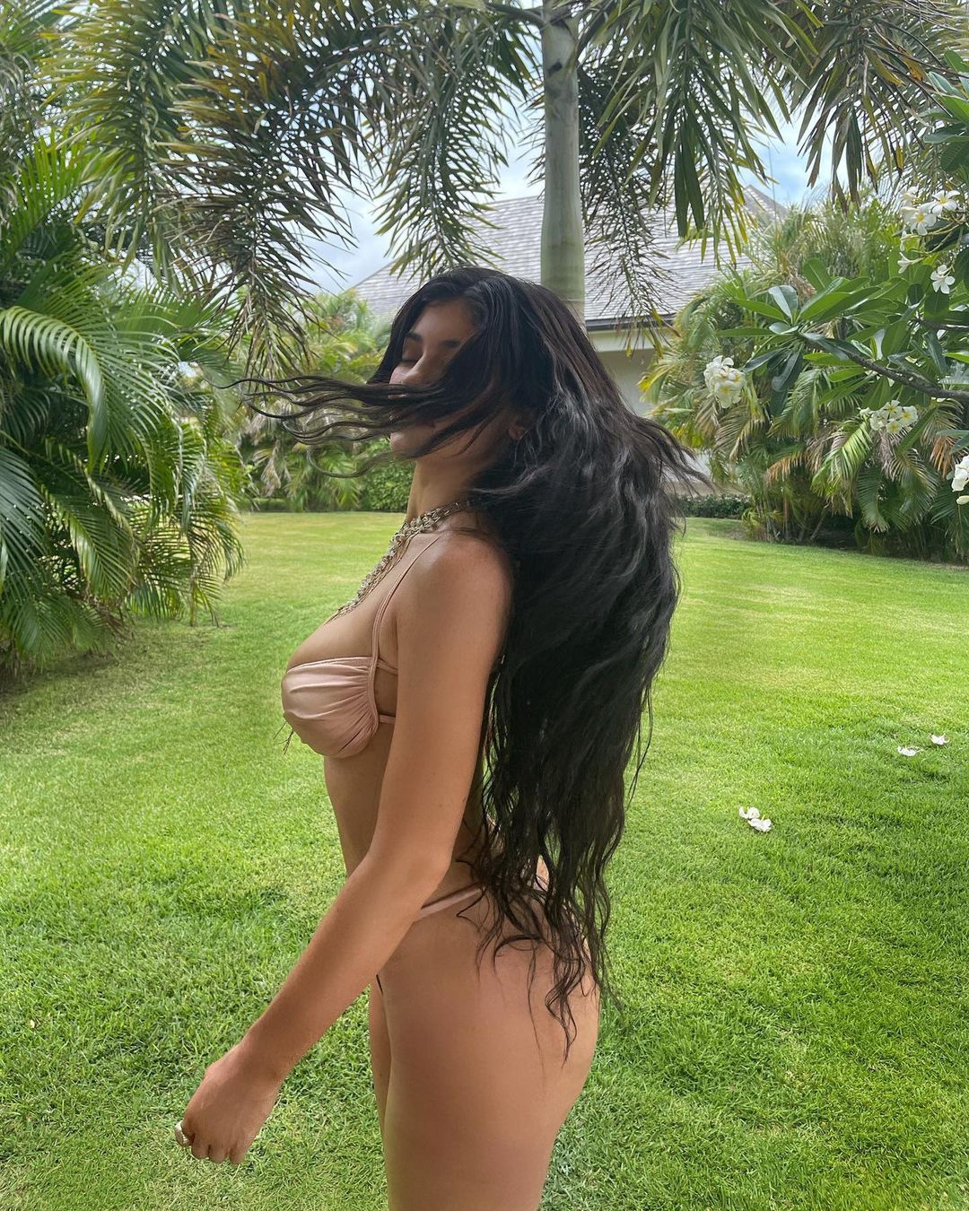 Kylie Jenner pozuje w mikroskopijnym bikini