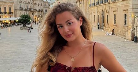 Wiktoria Gąsiewska w kusym bikini prezentuje wachlarz min w lustrze