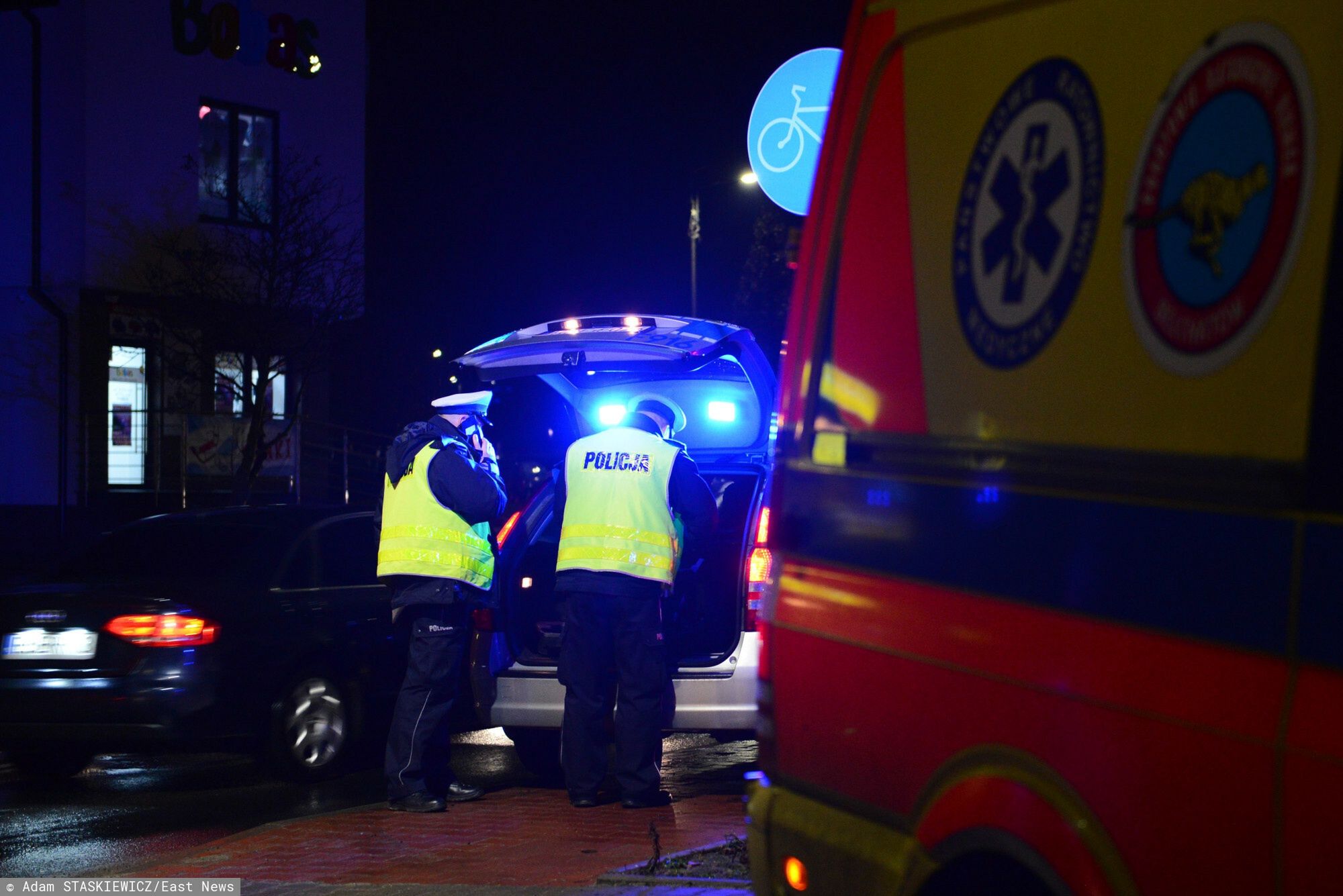 Kolejna ofiara feralnego przej?cia dla pieszych w Be?chatowie
Fot. Adam Staskiewicz / East News. Belchatow Al. Wyszynskiego 03.01.2018. W feralnym miejscu znow doszlo do ludzkiej tragedii. Kierowca nie ustapil pierwszenistwa 16 letniej pieszej. W wyniku potracenia i doznanych obrazen poszkodowana zabrala karetka pogotowia do belchatowskiego szpitala. Miejsce to jest  tragiczne, bo kilka lat temu zginelo tam dziecko pod kolami ciezarowki N/Z miejsce potracenia, karetka pogotowia, policja
Adam Staskiewicz