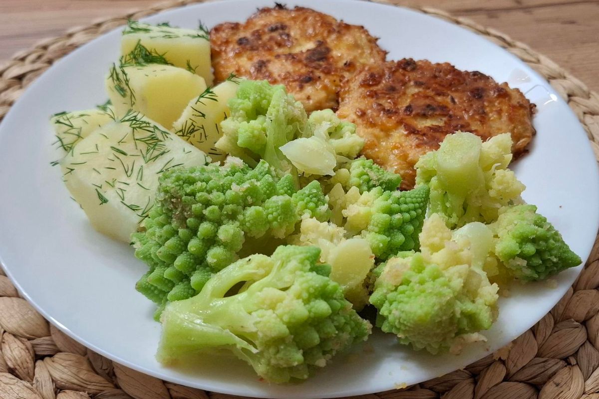 Kalafior romanesco, wegetariańskie kotleciki i ziemniaki