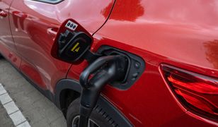 "Ktoś wyrwał kabel". Nowy rozdział absurdu z ładowarką w Nadarzynie